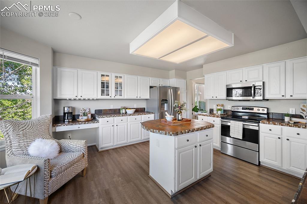 Image 11 of 47: Kitchen