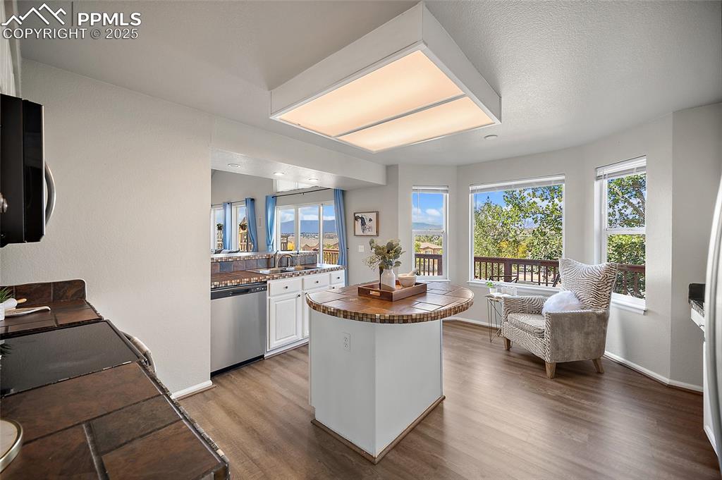 Image 12 of 47: Kitchen