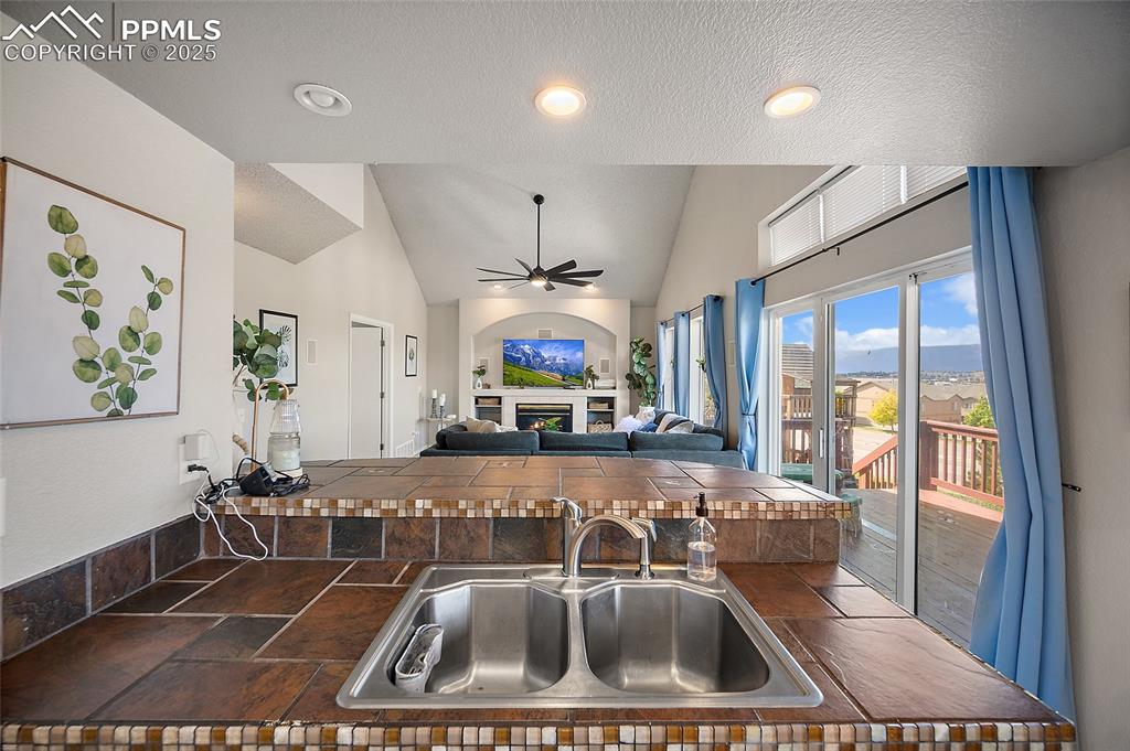 Image 15 of 47: Kitchen