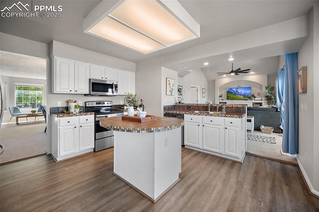 Image 17 of 47: Kitchen