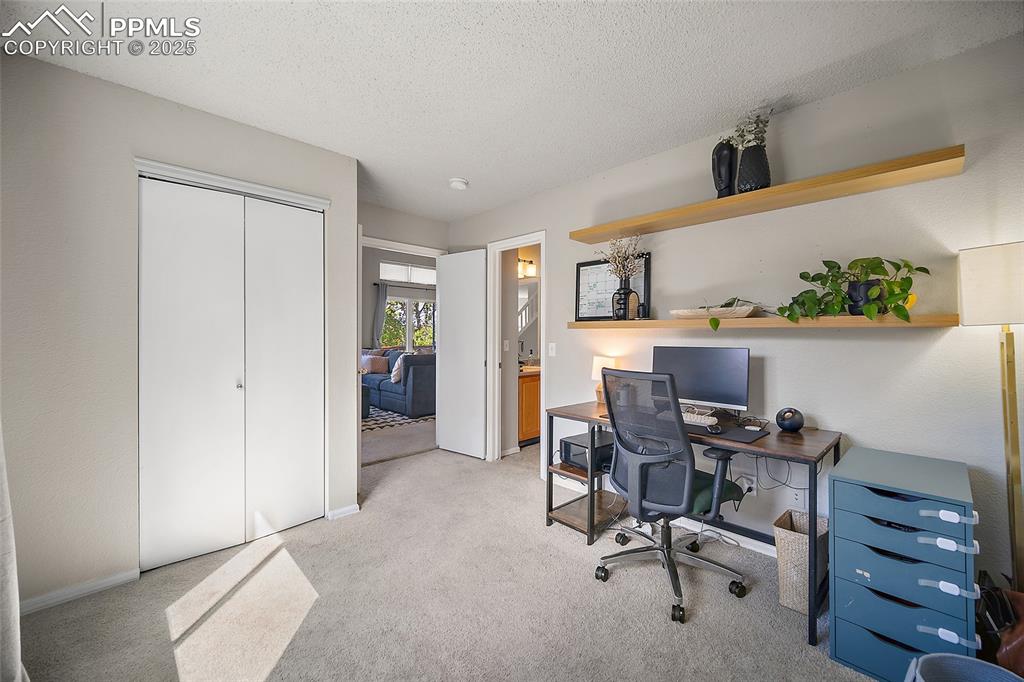 Image 19 of 47: Office