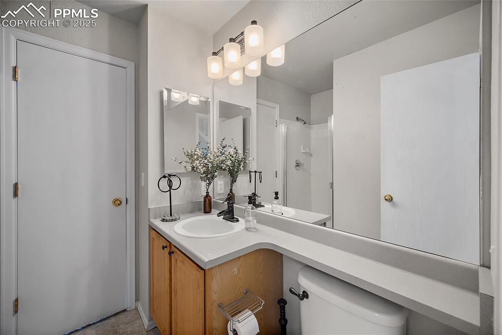 Image 20 of 47: Bathroom