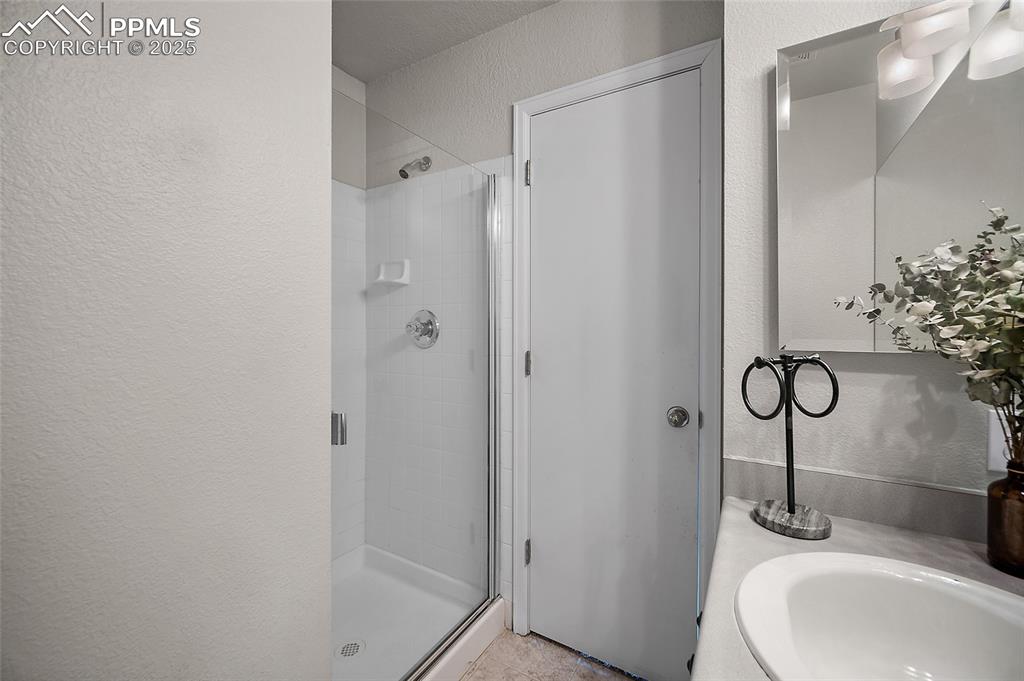 Image 21 of 47: Bathroom