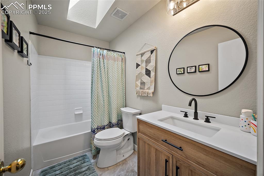 Image 36 of 47: Bathroom