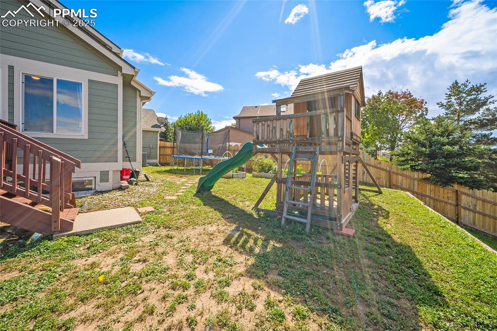 Image 43 of 47: Yard
