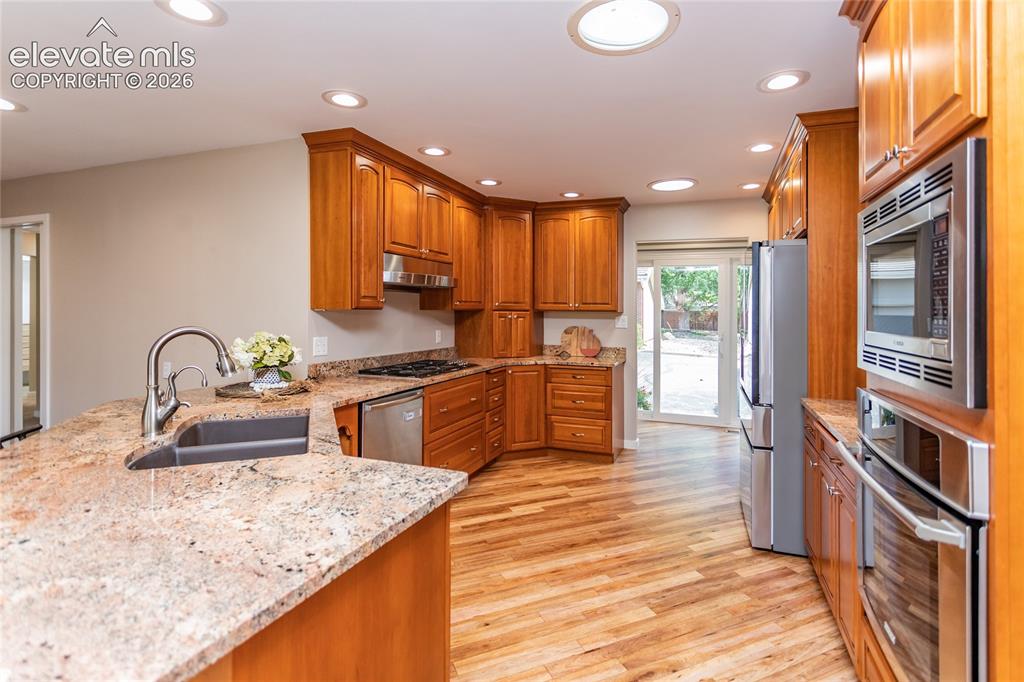 Image 16 of 49: Kitchen