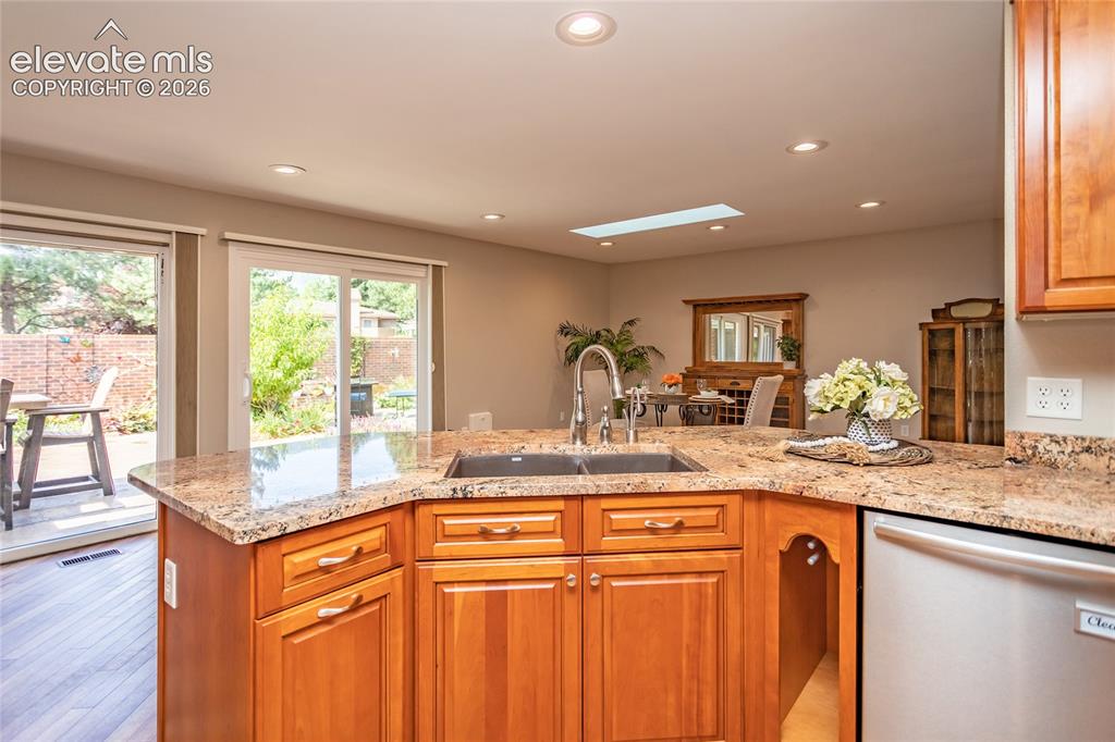 Image 17 of 49: Kitchen
