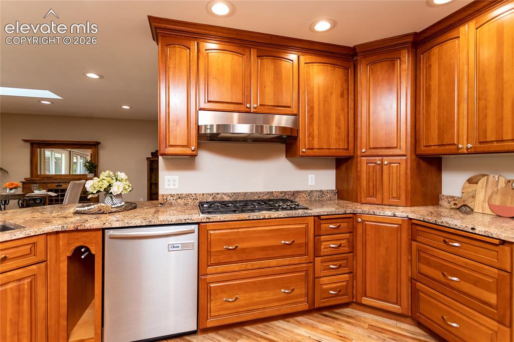 Image 18 of 49: Kitchen