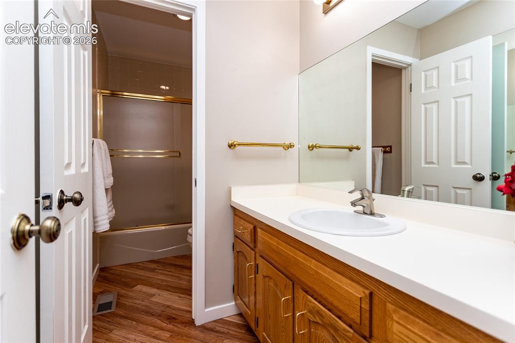 Image 35 of 49: Bathroom