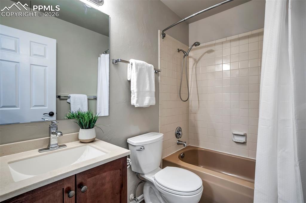 Image 16 of 29: Bathroom