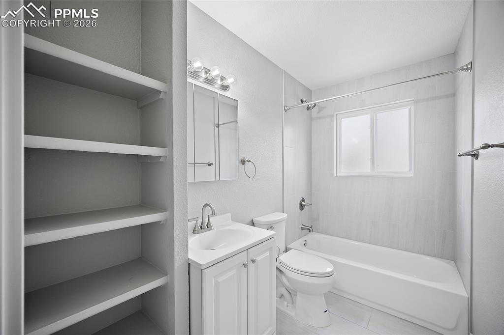 Image 17 of 38: Bathroom