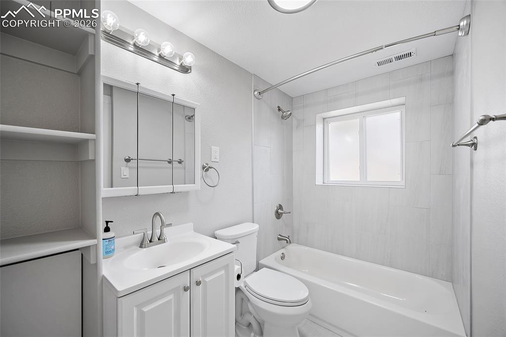 Image 23 of 38: Bathroom