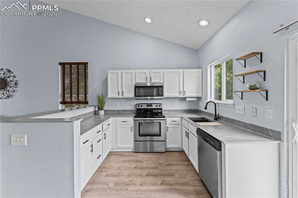 Image 10 of 30: Kitchen