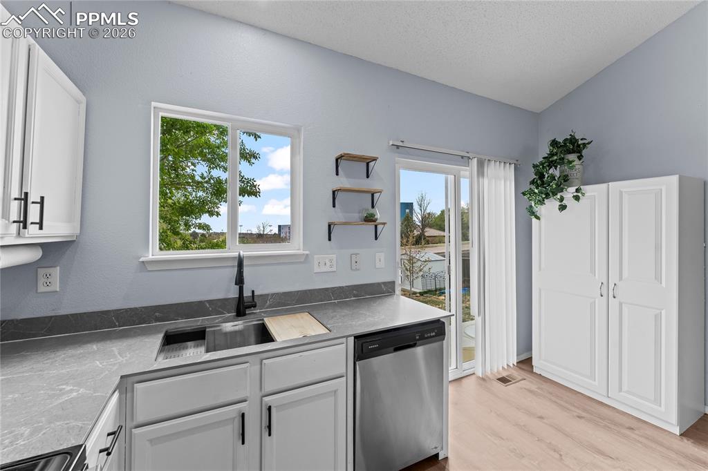 Image 11 of 30: Kitchen