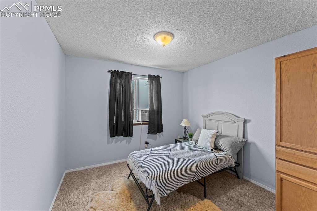 Image 15 of 30: Upper bedroom 2