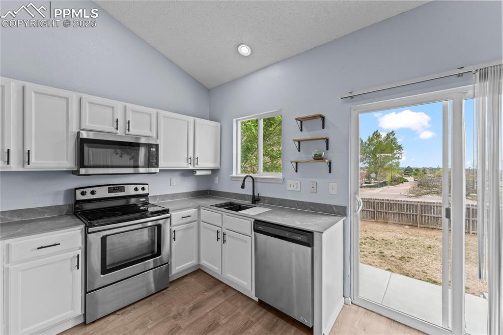 Image 8 of 30: Kitchen