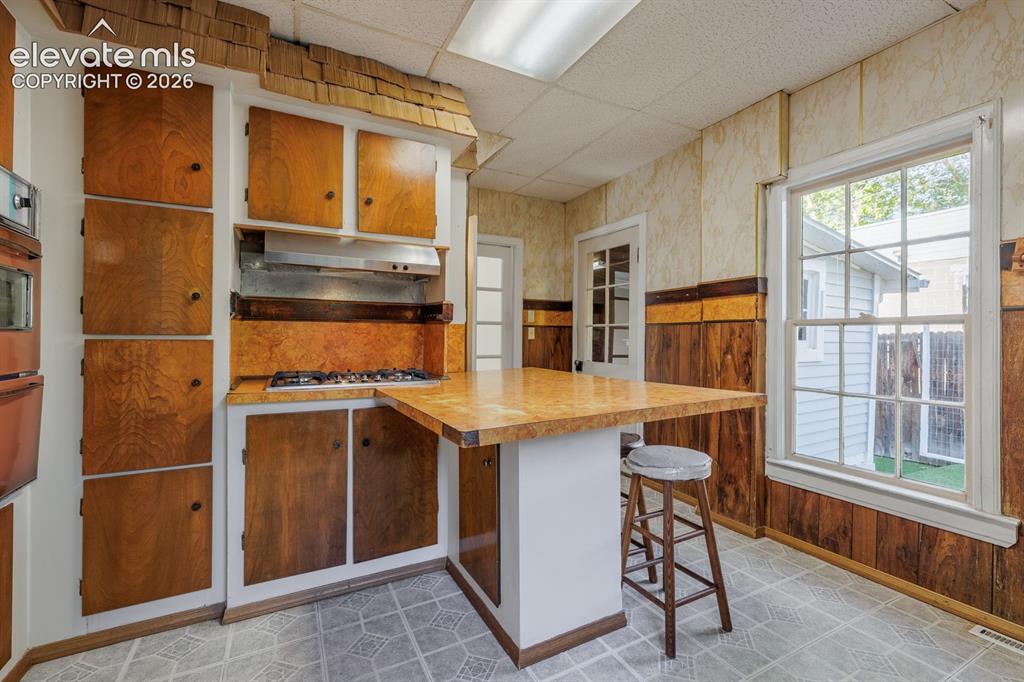 Image 10 of 45: Kitchen