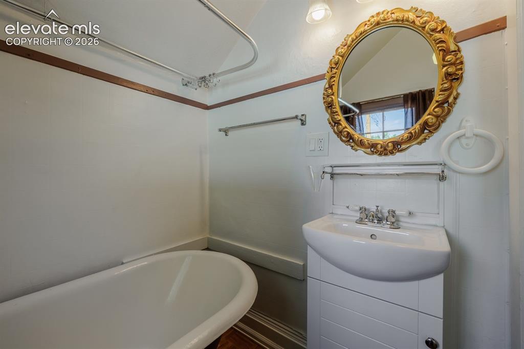 Image 16 of 45: Bathroom