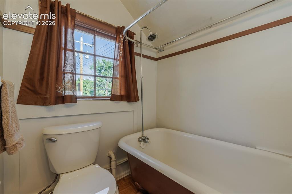 Image 17 of 45: Bathroom