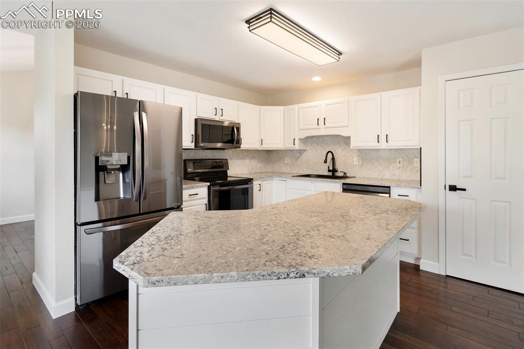 Image 17 of 47: Kitchen