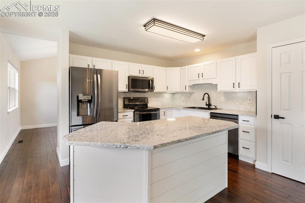 Image 19 of 47: Kitchen