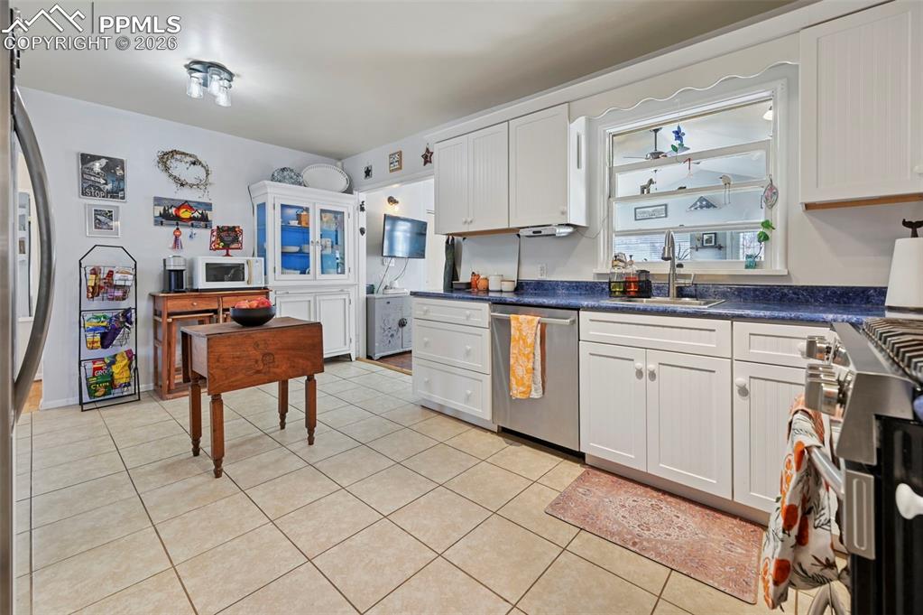 Image 10 of 41: Kitchen