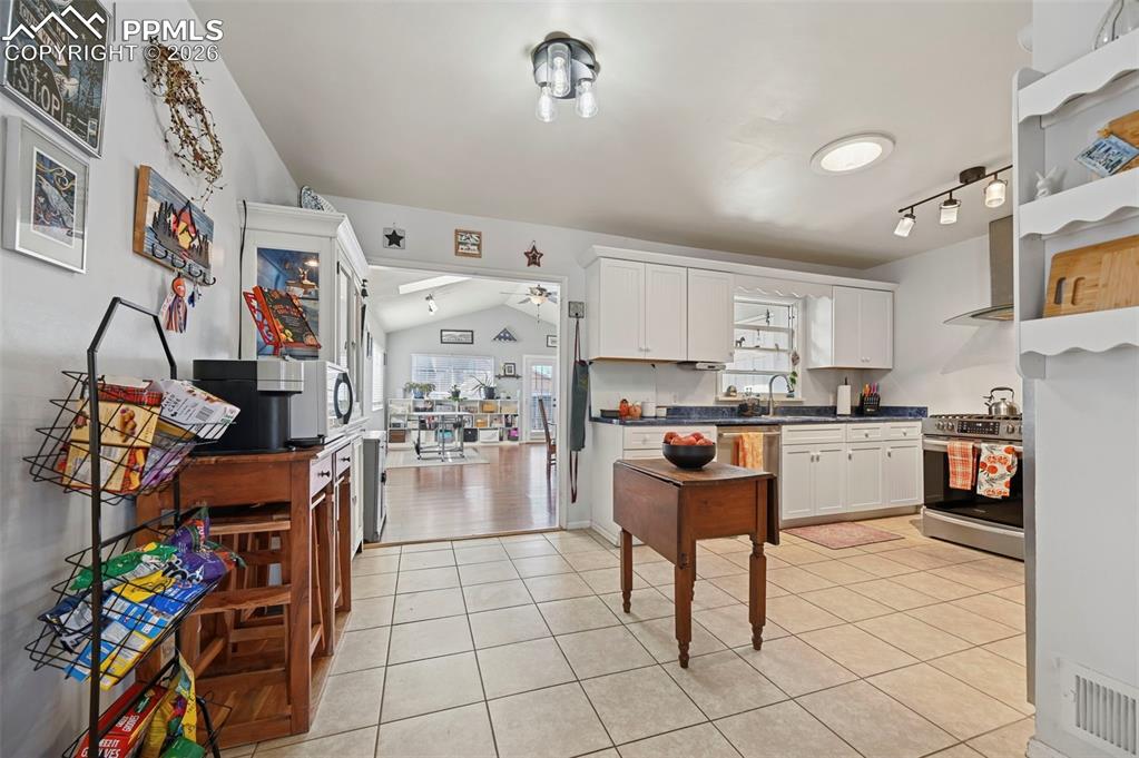 Image 11 of 41: Kitchen