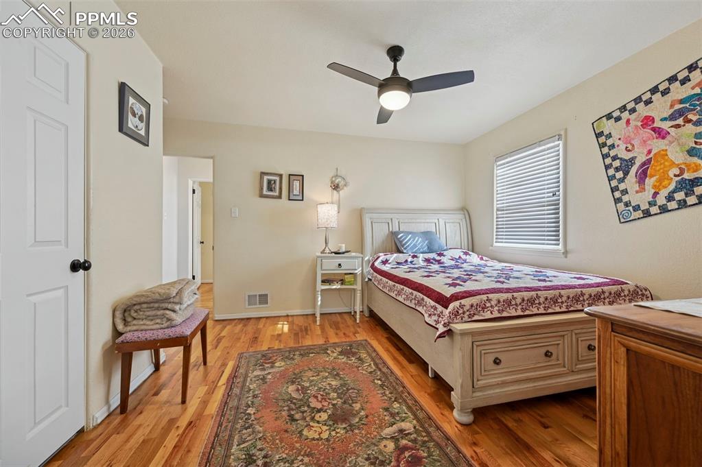 Image 14 of 41: Bedroom