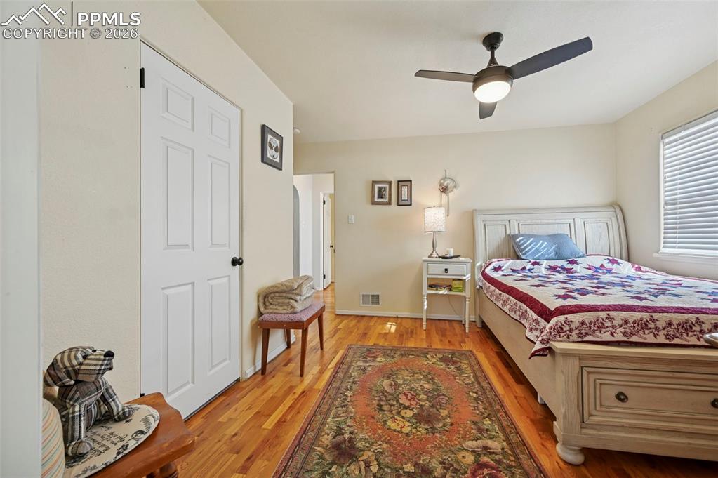 Image 15 of 41: Bedroom