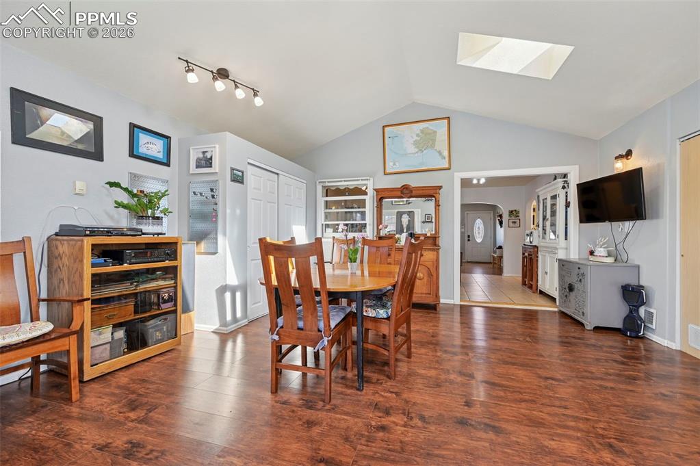 Image 23 of 41: Dining Area