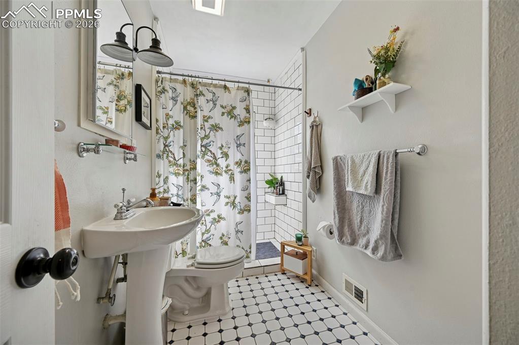 Image 26 of 41: Bathroom