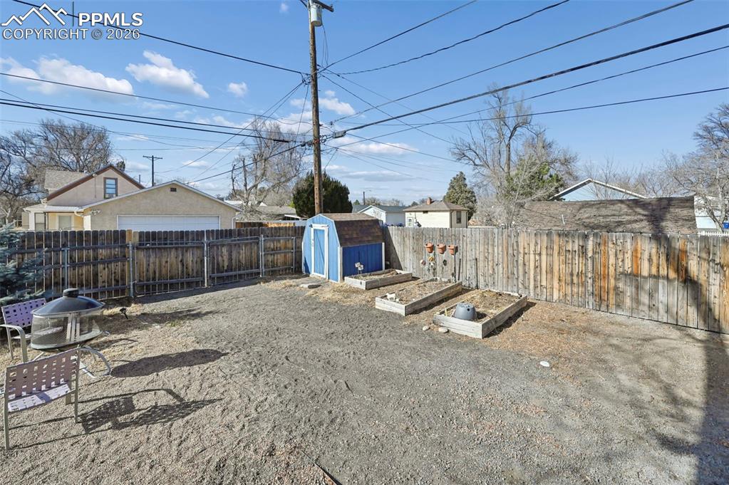 Image 27 of 41: Yard