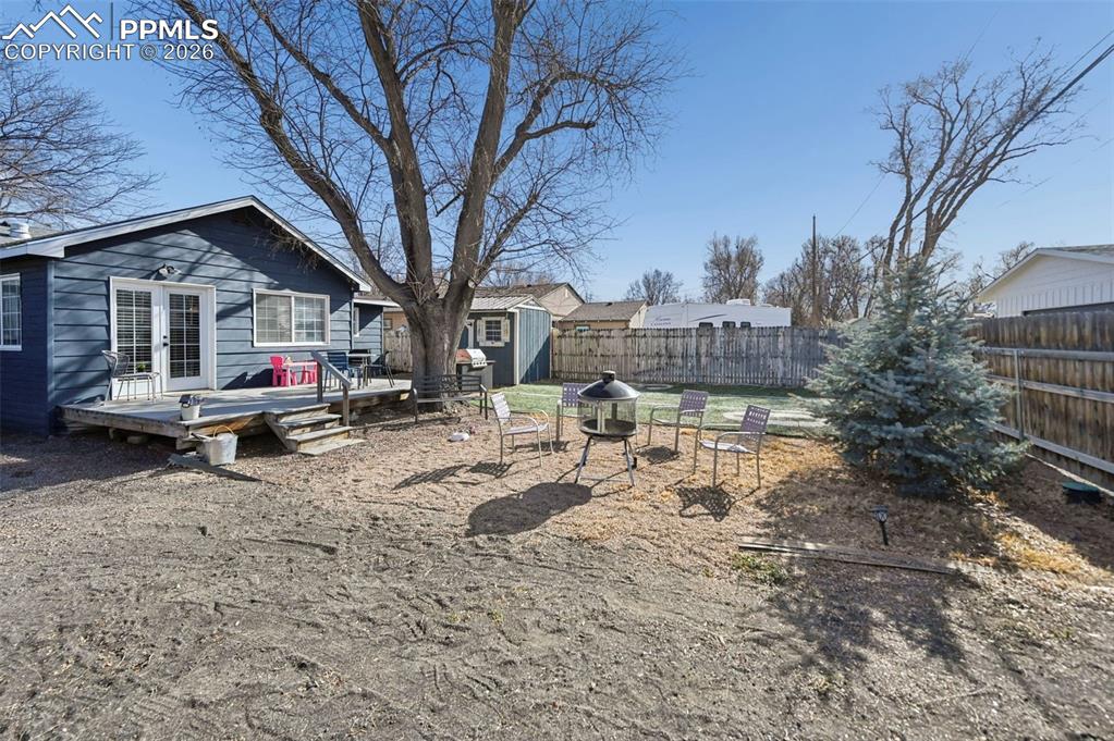 Image 30 of 41: Yard