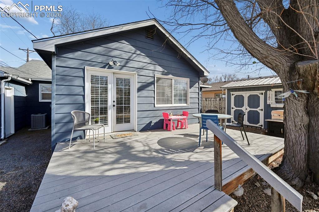 Image 32 of 41: Deck