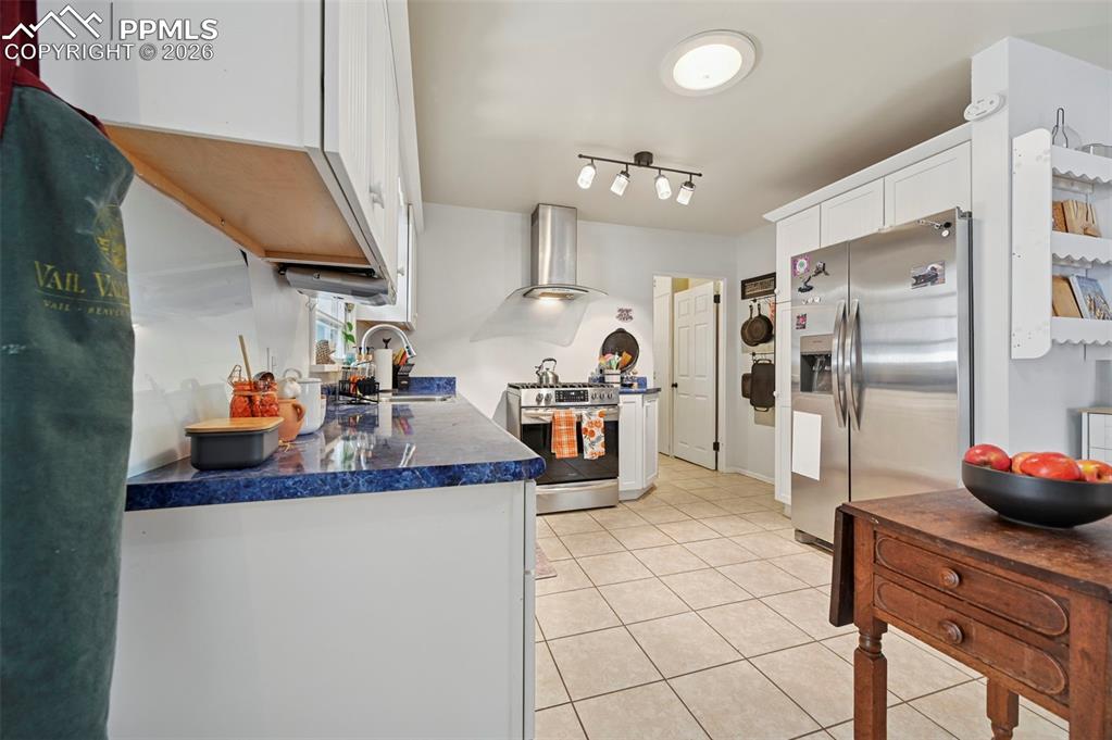 Image 8 of 41: Kitchen