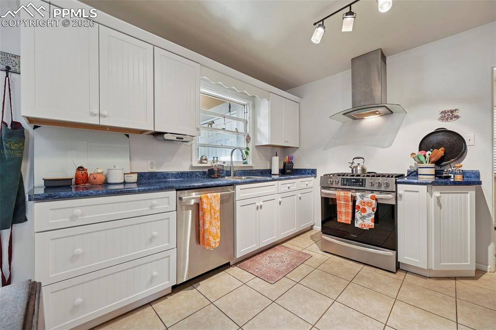 Image 9 of 41: Kitchen