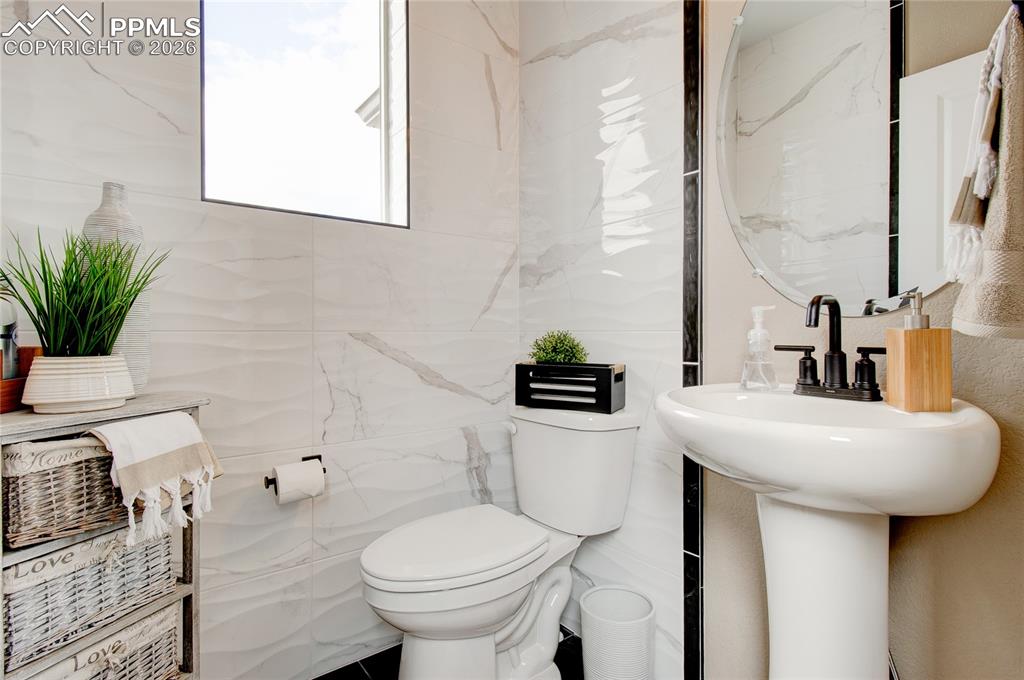 Image 23 of 28: Bathroom