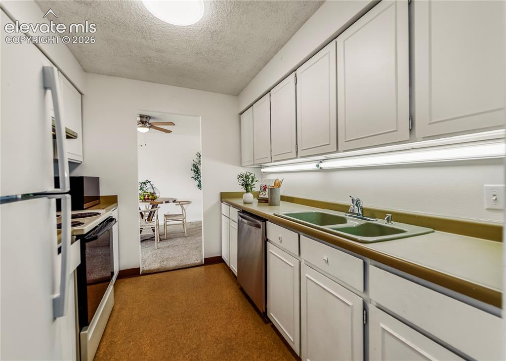 Image 15 of 34: Kitchen