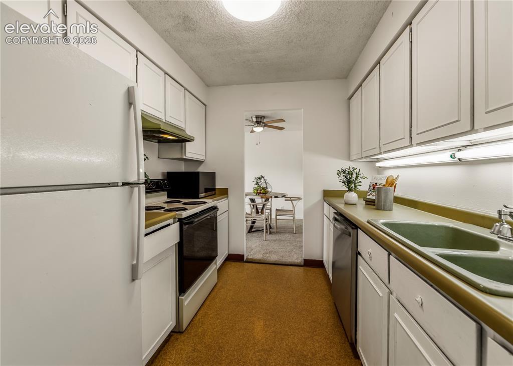 Image 16 of 34: Kitchen