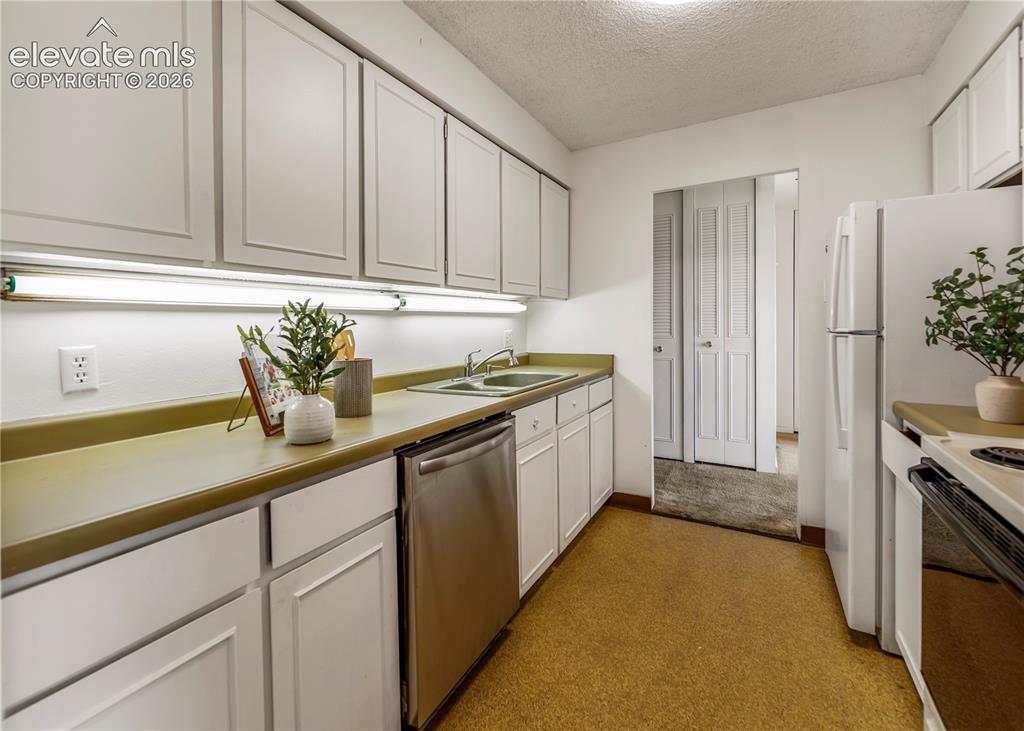 Image 17 of 34: Kitchen