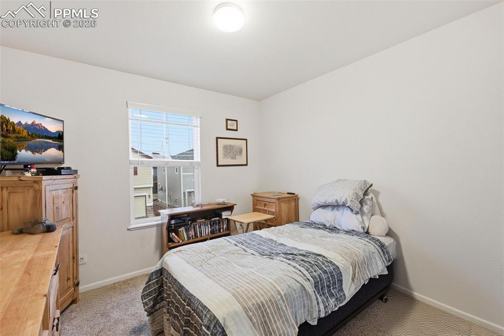 Image 12 of 18: Secondary bedroom 1