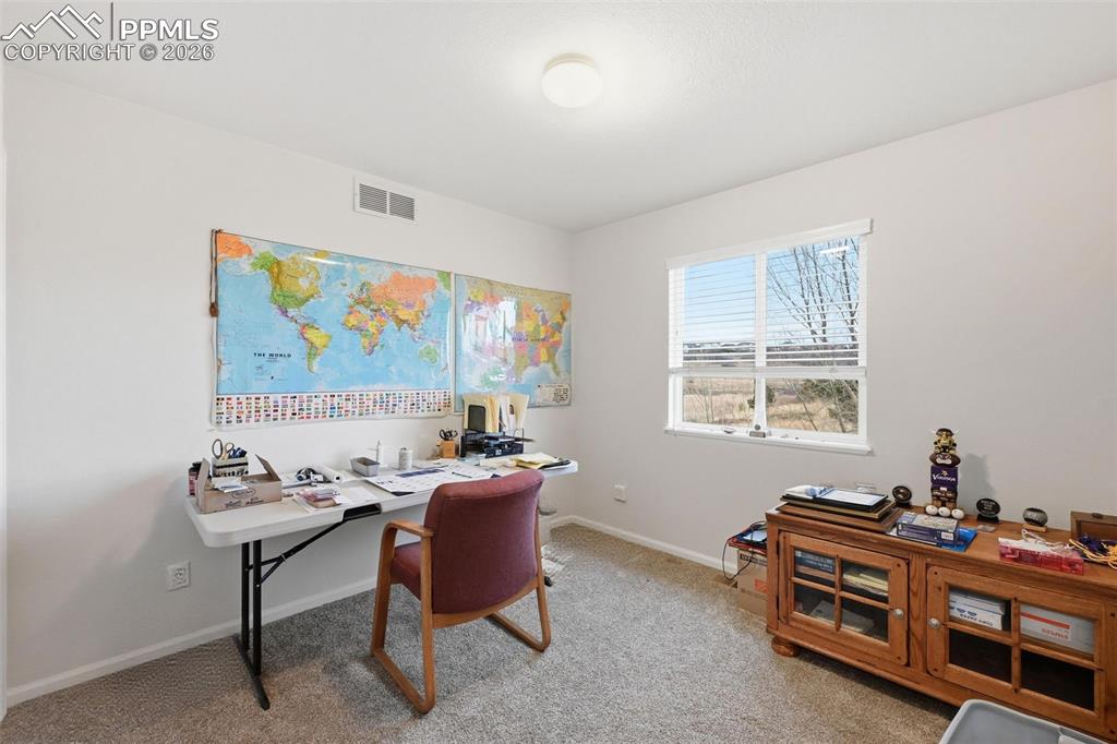 Image 13 of 18: Secondary bedroom 2