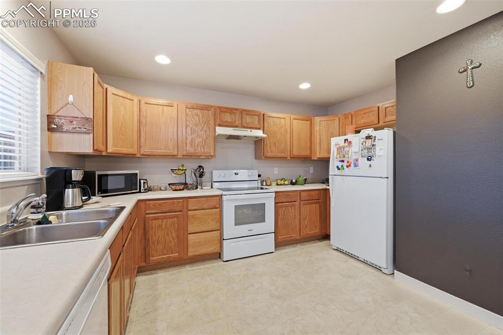 Image 4 of 18: Kitchen