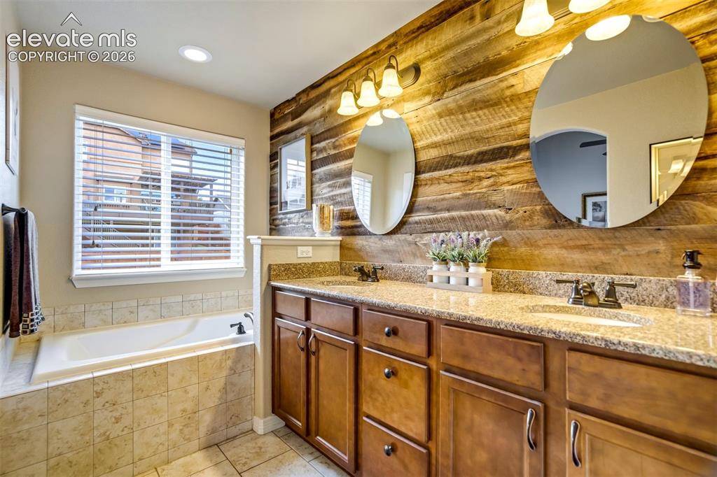 Image 16 of 34: Bathroom