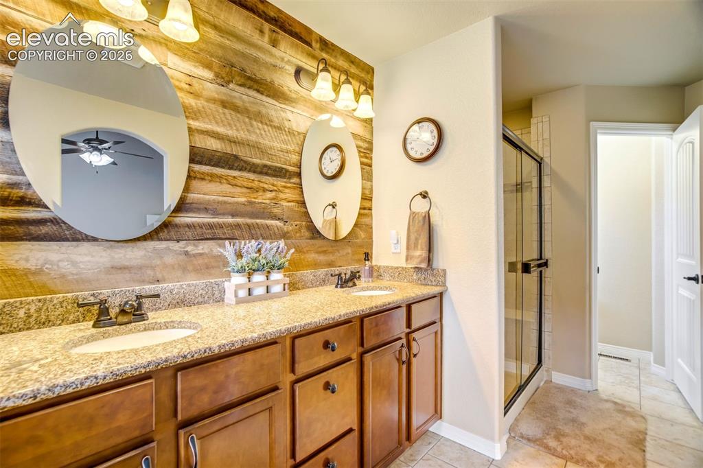 Image 17 of 34: Bathroom