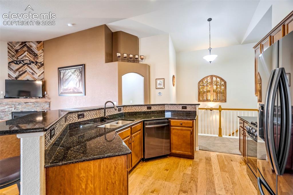 Image 4 of 34: Kitchen