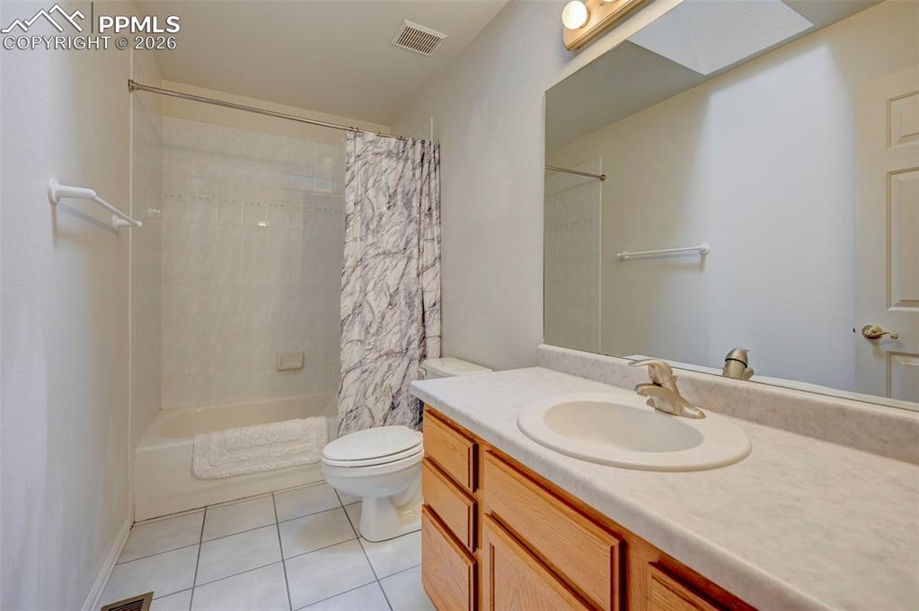 Image 22 of 38: Bathroom