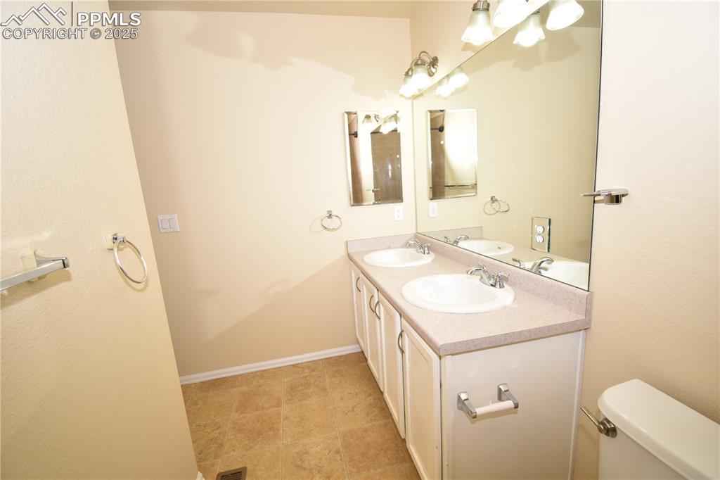 Image 11 of 14: Bathroom