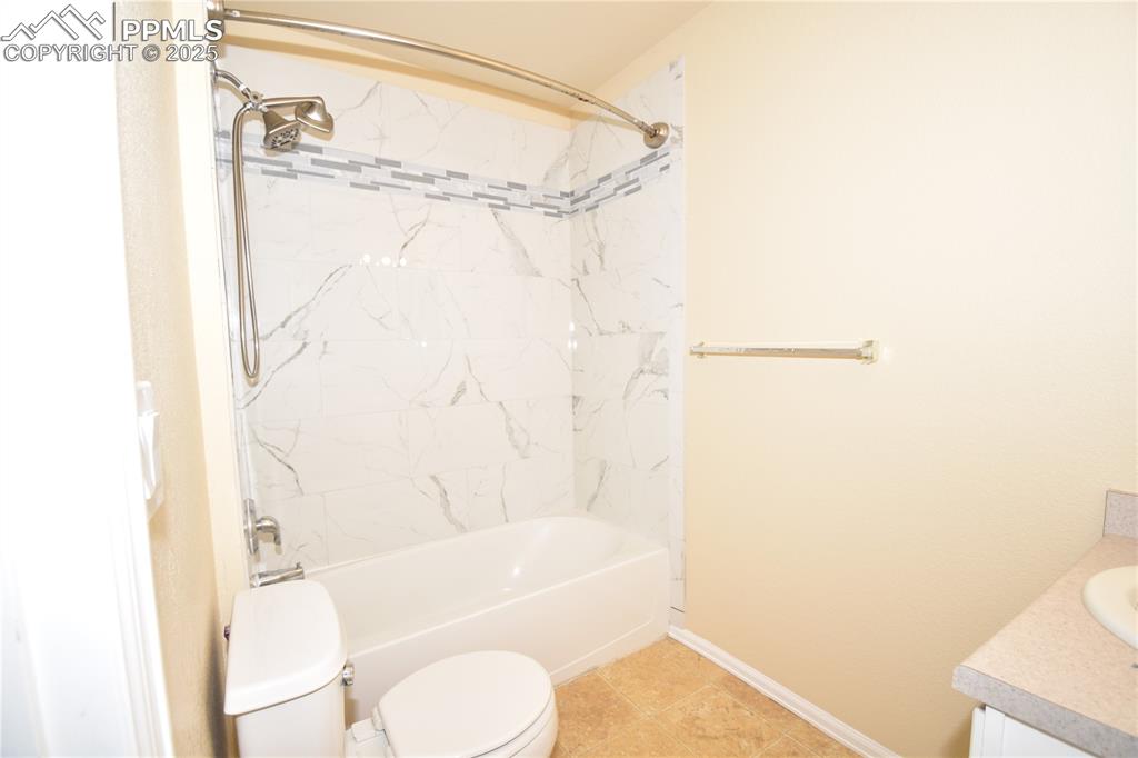 Image 12 of 14: Bathroom