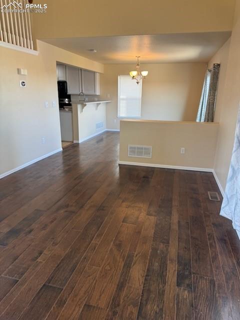 Image 2 of 7: Living Room